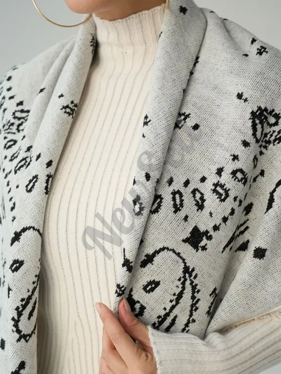 Fashionable Versatile And Elegant Square Scarf